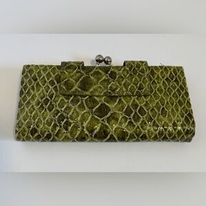 women's green retro clutch/wallet with a snap coin compartment